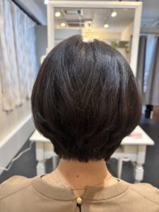 後頭部にふんわり丸みを持たせ、襟足をすっきり仕上げた40代女性のひし形ショートボブ